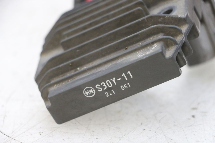 photo de REGULATOR ŁADOWANIA YAMAHA FJR ABS 1300 (2006 - 2012) - Zbliżenie techniczne