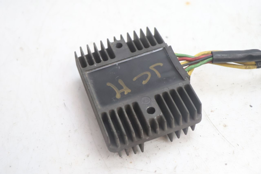 photo de REGULATOR ŁADOWANIA HONDA FJS SILVER WING SILVERWING 400 (2005 - 2008) - Zbliżenie techniczne
