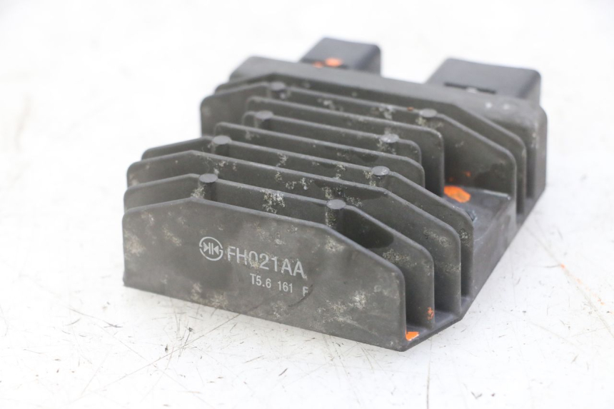 photo de REGULATOR ŁADOWANIA HONDA FORZA ABS 300 (2013 - 2017) - Inny kąt widzenia