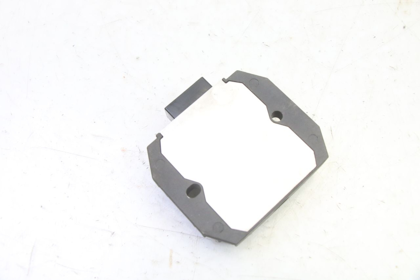 photo de REGULATOR ŁADOWANIA YAMAHA FZ6 FAZER S2 600 (2007 - 2011) - Inny kąt widzenia