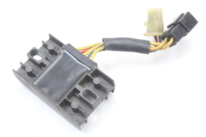 photo de REGULATOR ŁADOWANIA SUZUKI GN 125 (1997 - 2000) - Zoom stanu zużycia