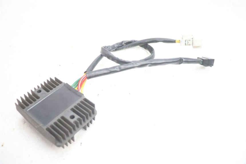 photo de REGULATOR ŁADOWANIA GILERA GP 800 (2007 - 2013) - Zbliżenie techniczne