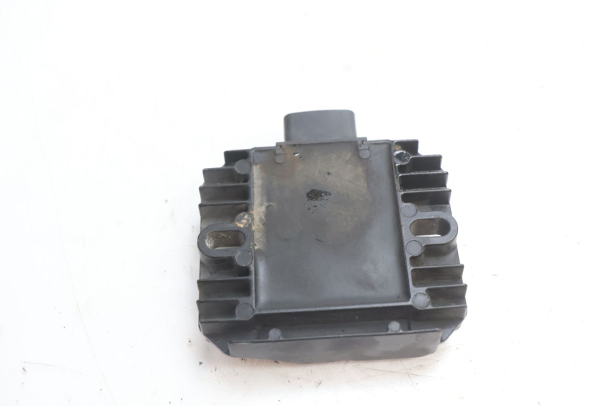 photo de REGULATOR ŁADOWANIA SUZUKI GSR 600 (2005 - 2012) - Zbliżenie techniczne