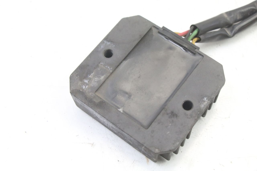 photo de REGULATOR ŁADOWANIA HONDA FES S-WING SWING ABS 125 (2007 - 2015) - Zbliżenie techniczne