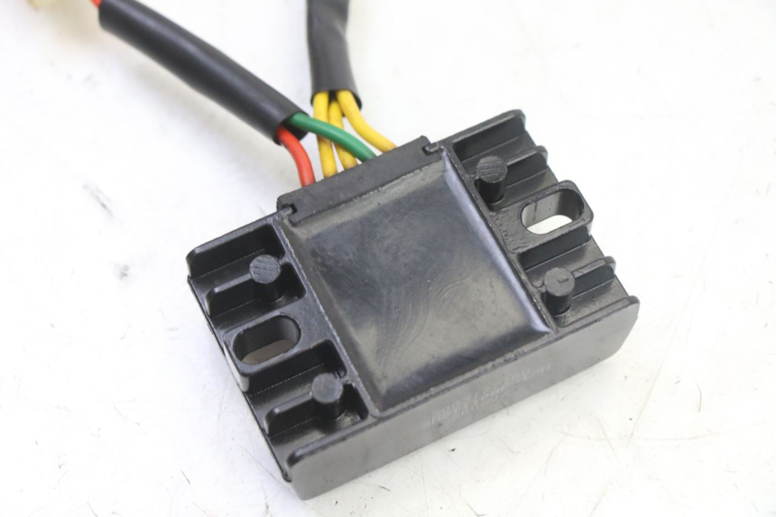 photo de REGULATOR ŁADOWANIA PEUGEOT KISBEE 2T 50 (2018 - 2022) - Zbliżenie techniczne