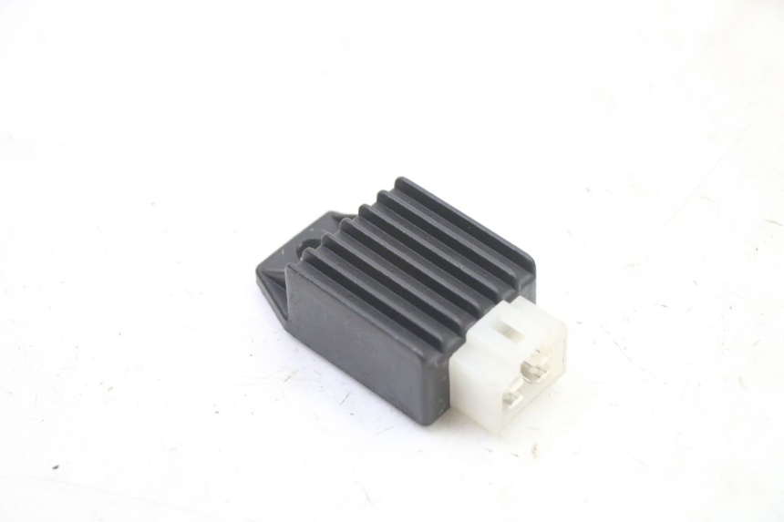 photo de REGULATOR ŁADOWANIA PEUGEOT KISBEE 2T 50 (2010 - 2017) - Widok główny