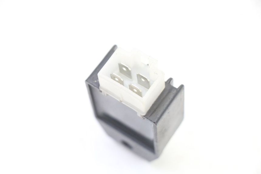 photo de REGULATOR ŁADOWANIA PEUGEOT KISBEE 2T 50 (2010 - 2017) - Zoom stanu zużycia