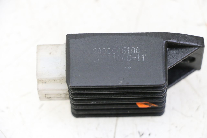 photo de REGULATOR ŁADOWANIA PEUGEOT KISBEE 2T 50 (2010 - 2017) - Zoom stanu zużycia