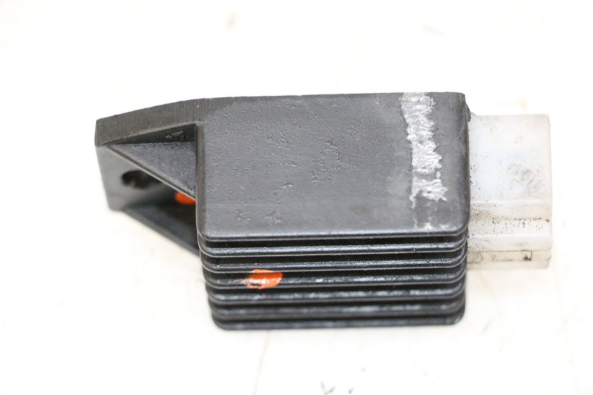 photo de REGULATOR ŁADOWANIA PEUGEOT KISBEE 2T 50 (2010 - 2017) - Zbliżenie techniczne