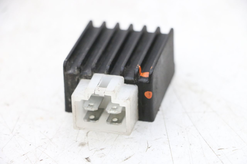 photo de REGULATOR ŁADOWANIA PEUGEOT KISBEE 2T 50 (2010 - 2017) - Zoom stanu zużycia