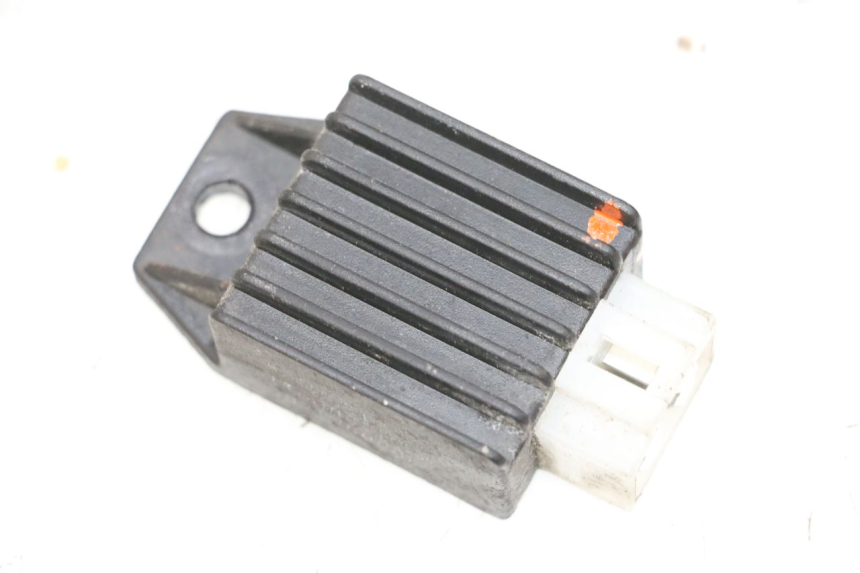 photo de REGULATOR ŁADOWANIA PEUGEOT KISBEE 2T 50 (2010 - 2017) - Zbliżenie techniczne