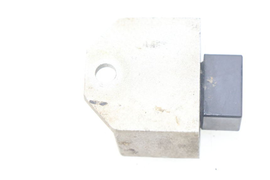 photo de REGULATOR ŁADOWANIA PEUGEOT KISBEE 4T 50 (2010 - 2017) - Zoom stanu zużycia