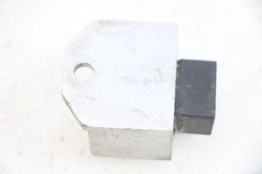 photo de REGULATOR ŁADOWANIA PEUGEOT KISBEE 4T 50 (2010 - 2017) - Zoom stanu zużycia