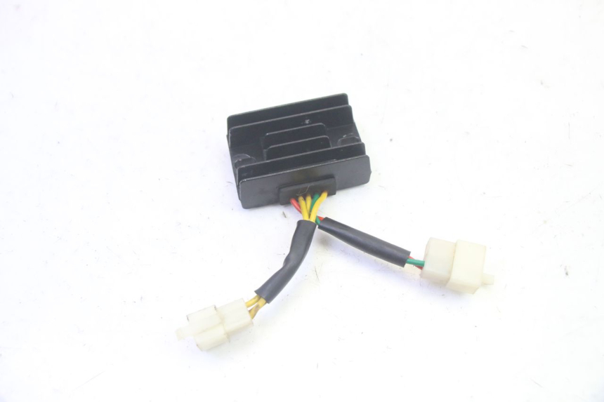 photo de REGULATOR ŁADOWANIA PEUGEOT KISBEE 4T 50 (2018 - 2022) - Zoom stanu zużycia