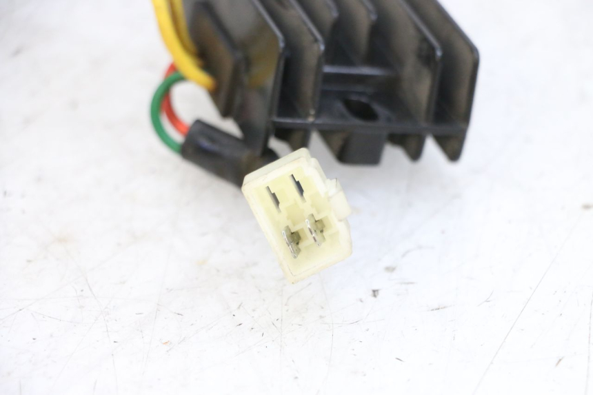 photo de REGULATOR ŁADOWANIA PEUGEOT KISBEE 4T 50 (2018 - 2022) - Zbliżenie techniczne