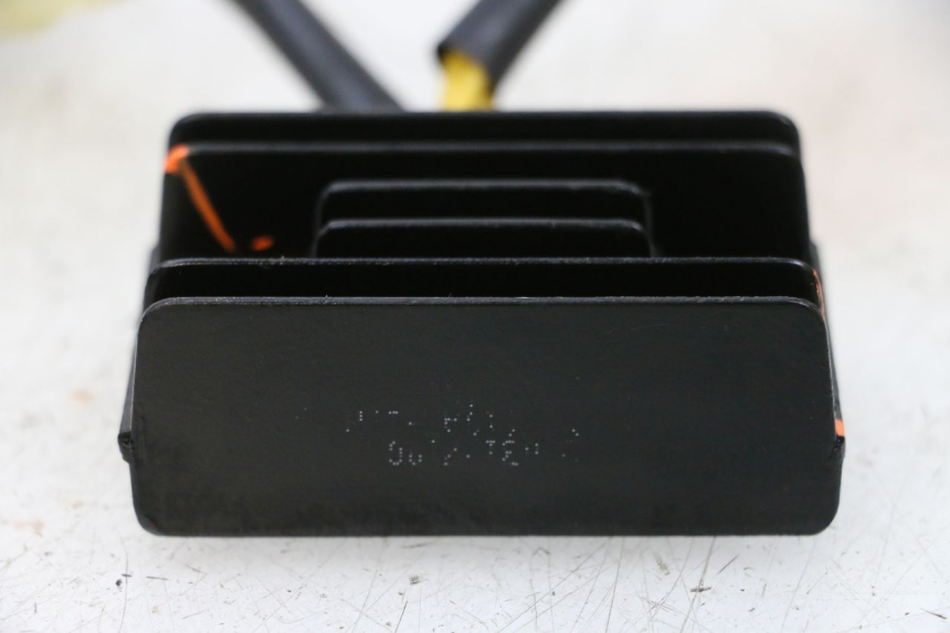 photo de REGULATOR ŁADOWANIA PEUGEOT KISBEE 4T 50 (2018 - 2022) - Zbliżenie techniczne