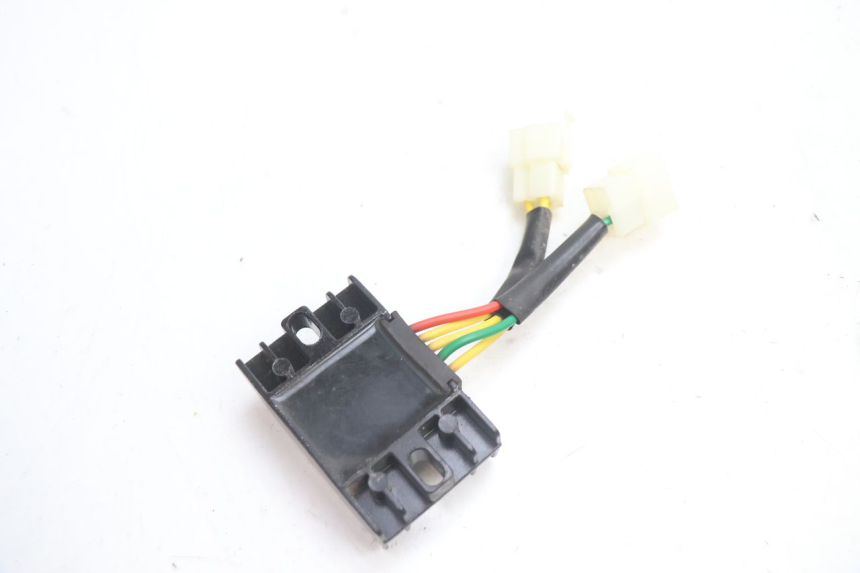 photo de REGULATOR ŁADOWANIA PEUGEOT KISBEE 4T 50 (2018 - 2022) - Zoom stanu zużycia