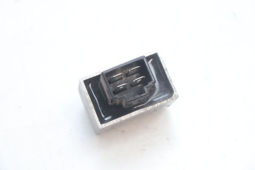 photo de REGULATOR ŁADOWANIA PEUGEOT KISBEE 4T 50 (2010 - 2017) - Zoom stanu zużycia