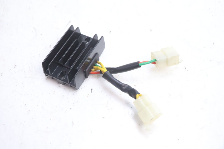 photo de REGULATOR ŁADOWANIA PEUGEOT KISBEE 4T 50 (2018 - 2022) - Zoom stanu zużycia