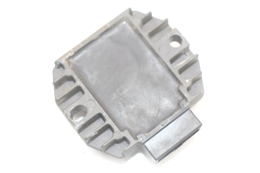 photo de REGULATOR ŁADOWANIA RENAULT KOURANOS 125 (2001 - 2004) - Zbliżenie techniczne