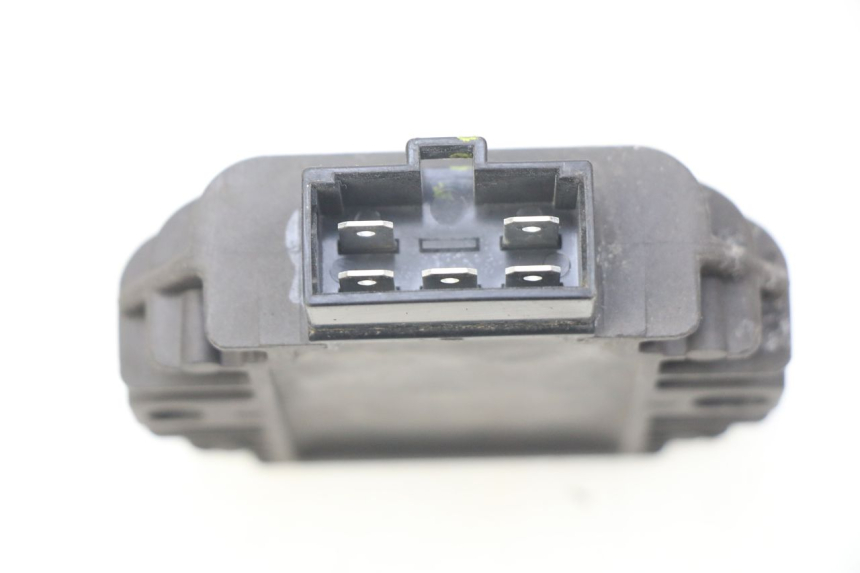 photo de REGULATOR ŁADOWANIA PIAGGIO LIBERTY IGET S 125 (2016 - 2020) - Zoom stanu zużycia