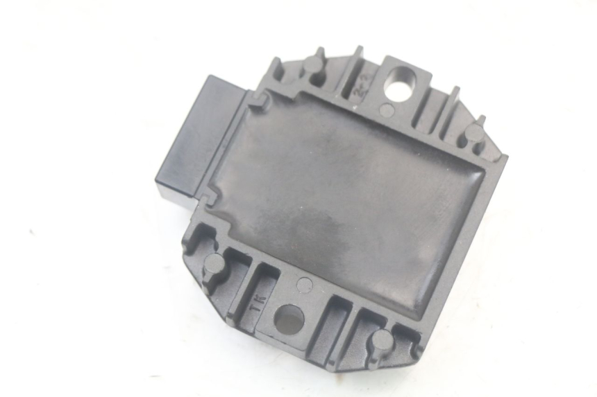 photo de REGULATOR ŁADOWANIA PIAGGIO LIBERTY 125 (2009 - 2013) - Zbliżenie techniczne