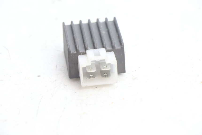 photo de REGULATOR ŁADOWANIA PEUGEOT LUDIX BLASTER 50 (2006 - 2014) - Zoom stanu zużycia