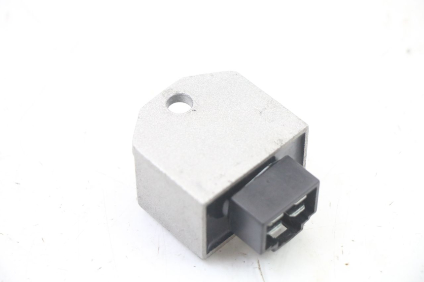 photo de REGULATOR ŁADOWANIA MBK OVETTO ONE 2T 50 (2013 - 2017) - Zbliżenie techniczne