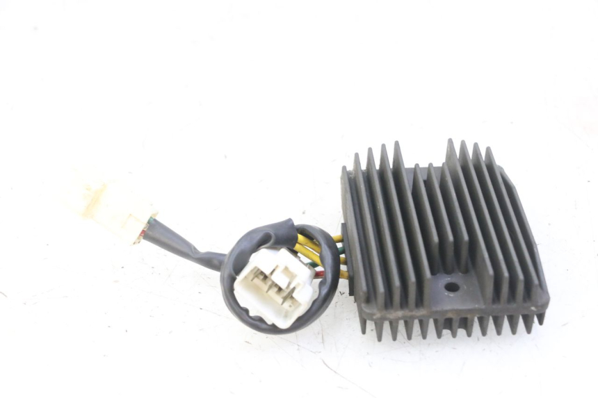 photo de REGULATOR ŁADOWANIA PIAGGIO MP3 LT 300 (2010 - 2016) - Zbliżenie techniczne