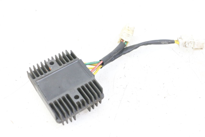 photo de REGULATOR ŁADOWANIA PIAGGIO MP3 LT 300 (2010 - 2016) - Zbliżenie techniczne