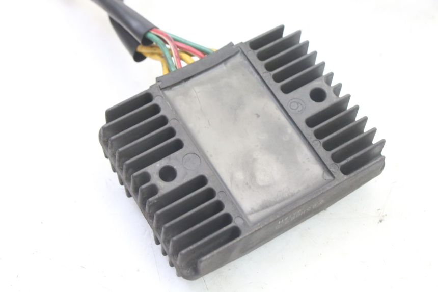 photo de REGULATOR ŁADOWANIA PIAGGIO MP3 500 (2011 - 2015) - Zbliżenie techniczne