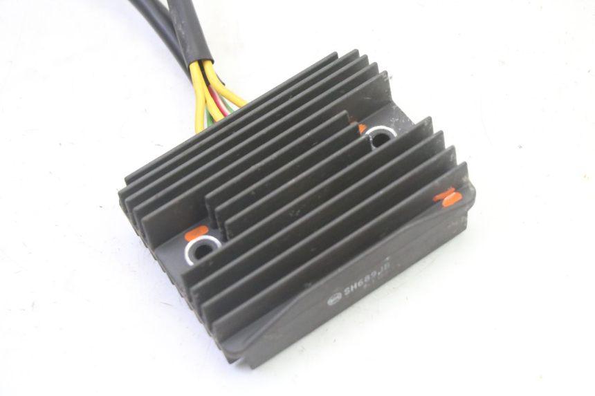 photo de REGULATOR ŁADOWANIA PIAGGIO MP3 RL 250 (2006 - 2010) - Szczegół części