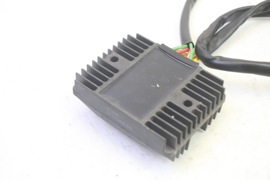 photo de REGULATOR ŁADOWANIA PIAGGIO MP3 RL 250 (2006 - 2010) - Zbliżenie techniczne