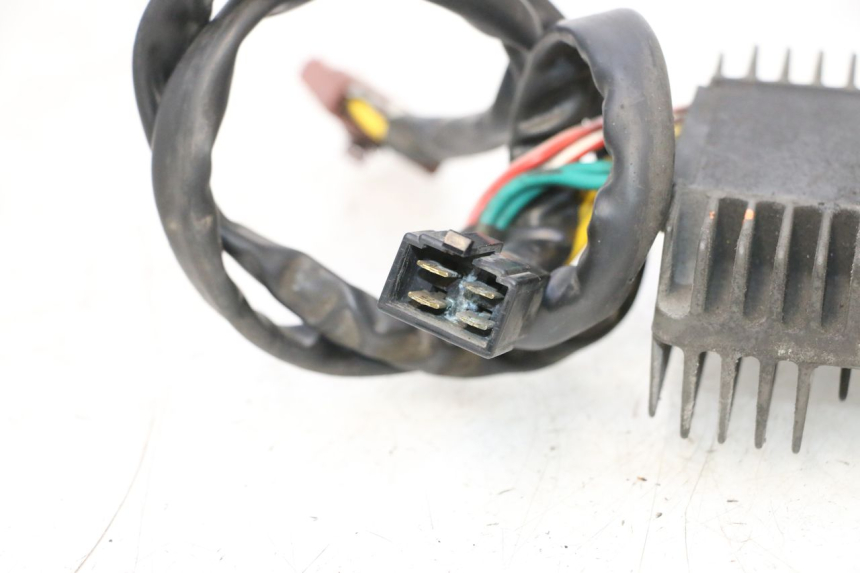 photo de REGULATOR ŁADOWANIA PIAGGIO MP3 RL 250 (2006 - 2010) - Zbliżenie techniczne