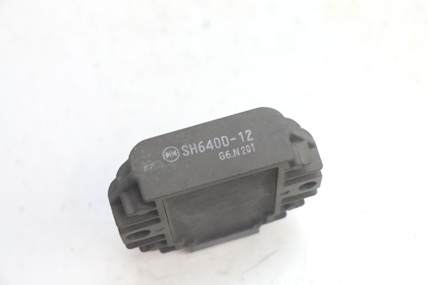 photo de REGULATOR ŁADOWANIA PIAGGIO MP3 125 (2006 - 2014) - Inny kąt widzenia