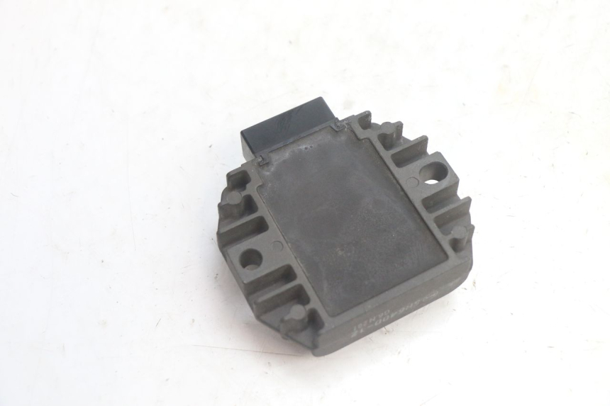 photo de REGULATOR ŁADOWANIA PIAGGIO MP3 125 (2006 - 2014) - Zbliżenie techniczne