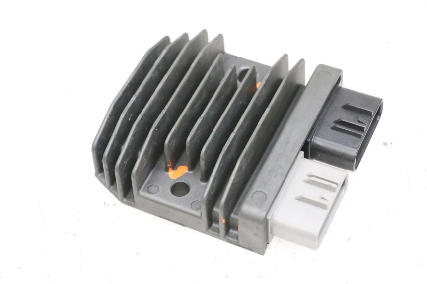 photo de REGULATOR ŁADOWANIA YAMAHA MT-07 MT07 ABS 700 (2018 - 2020) - Zbliżenie techniczne