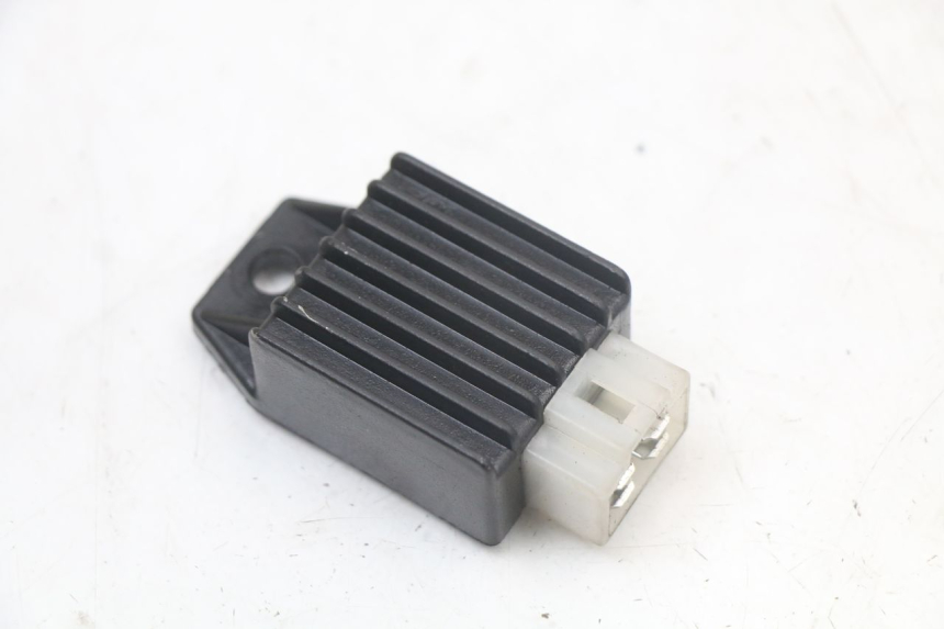 photo de REGULATOR ŁADOWANIA PEUGEOT KISBEE 2T 50 (2010 - 2017) - Widok główny