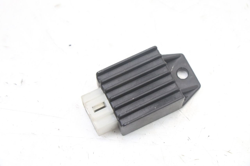 photo de REGULATOR ŁADOWANIA PEUGEOT KISBEE 2T 50 (2010 - 2017) - Szczegół części