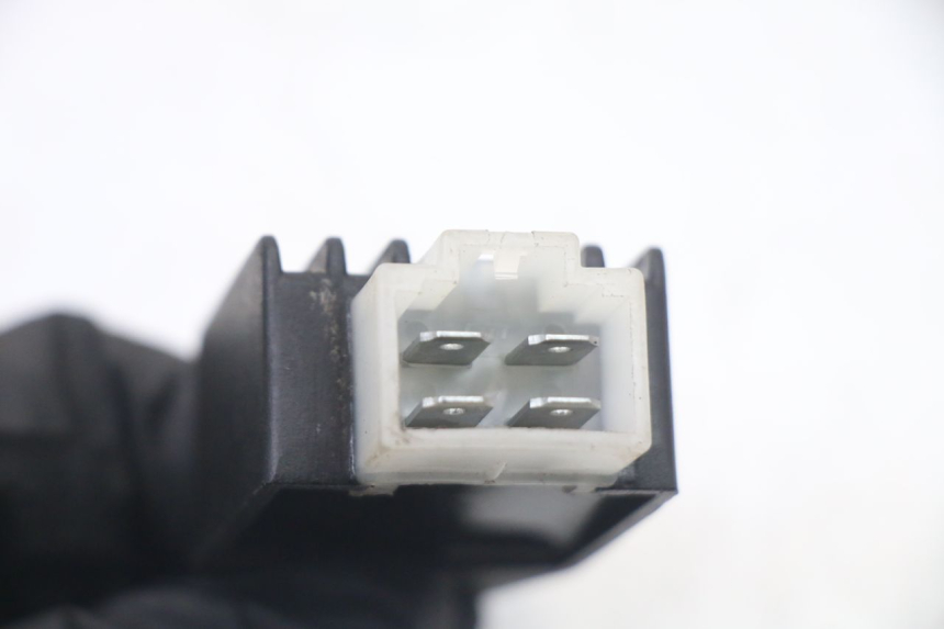 photo de REGULATOR ŁADOWANIA PEUGEOT KISBEE 2T 50 (2010 - 2017) - Zoom stanu zużycia