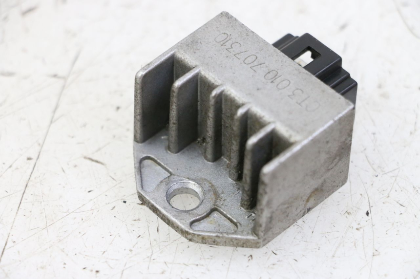 photo de REGULATOR ŁADOWANIA PEUGEOT KISBEE 4T 50 (2010 - 2017) - Zoom stanu zużycia