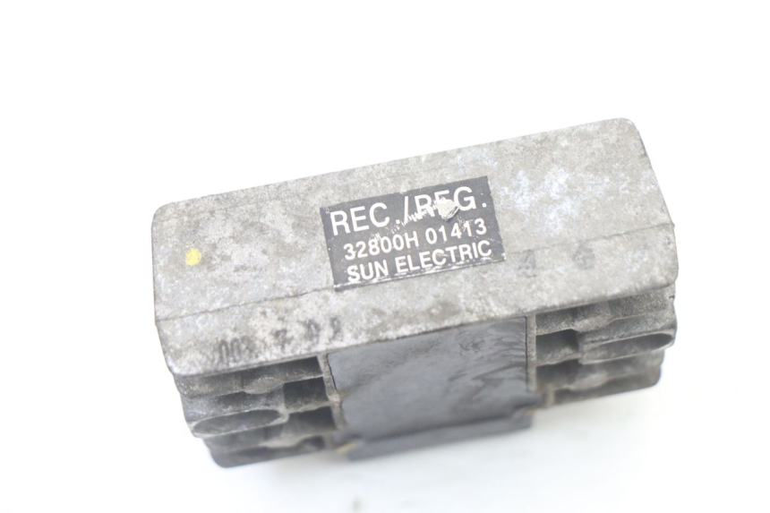 photo de REGULATOR ŁADOWANIA PIAGGIO VESPA GRANTURISMO 125 (2003 - 2007) - Zbliżenie techniczne