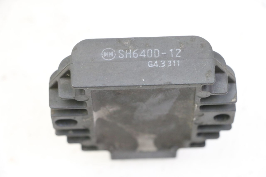 photo de REGULATOR ŁADOWANIA PIAGGIO VESPA GRANTURISMO 200 (2004 - 2005) - Zoom stanu zużycia