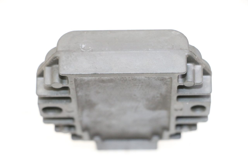 photo de REGULATOR ŁADOWANIA PIAGGIO VESPA LX 150 (2005 - 2013) - Inny kąt widzenia