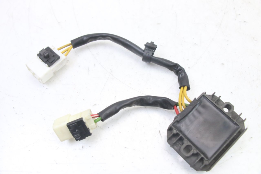 photo de REGULATOR ŁADOWANIA PIAGGIO VESPA LX IE 125 (2010 - 2012) - Zoom stanu zużycia