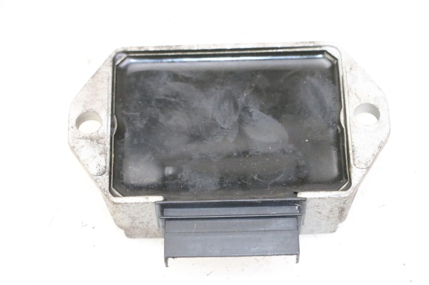 photo de REGULATOR ŁADOWANIA PIAGGIO VESPA S 2T 50 (2007 - 2014) - Zoom stanu zużycia