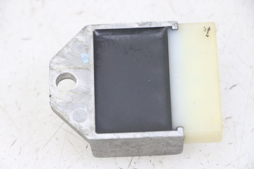 photo de REGULATOR ŁADOWANIA APRILIA RALLY AC 50 (1995 - 2004) - Zoom stanu zużycia