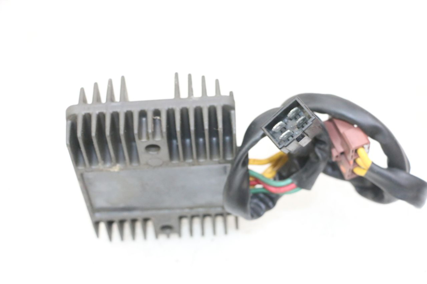 photo de REGULATOR ŁADOWANIA PEUGEOT SATELIS 125 (2013 - 2018) - Zbliżenie techniczne