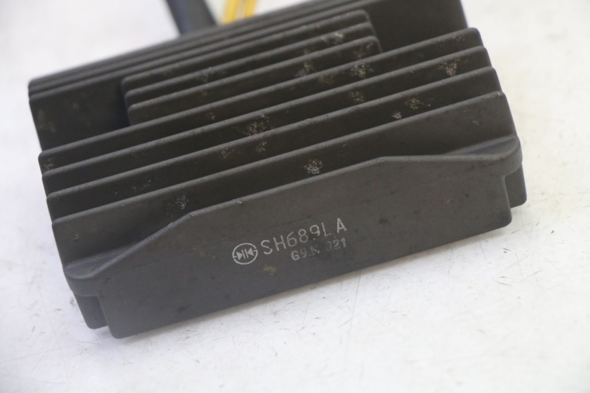 photo de REGULATOR ŁADOWANIA PEUGEOT SATELIS 125 (2006 - 2009) - Zbliżenie techniczne