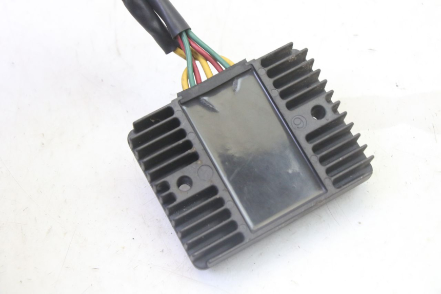 photo de REGULATOR ŁADOWANIA PEUGEOT SATELIS 125 (2013 - 2018) - Zbliżenie techniczne